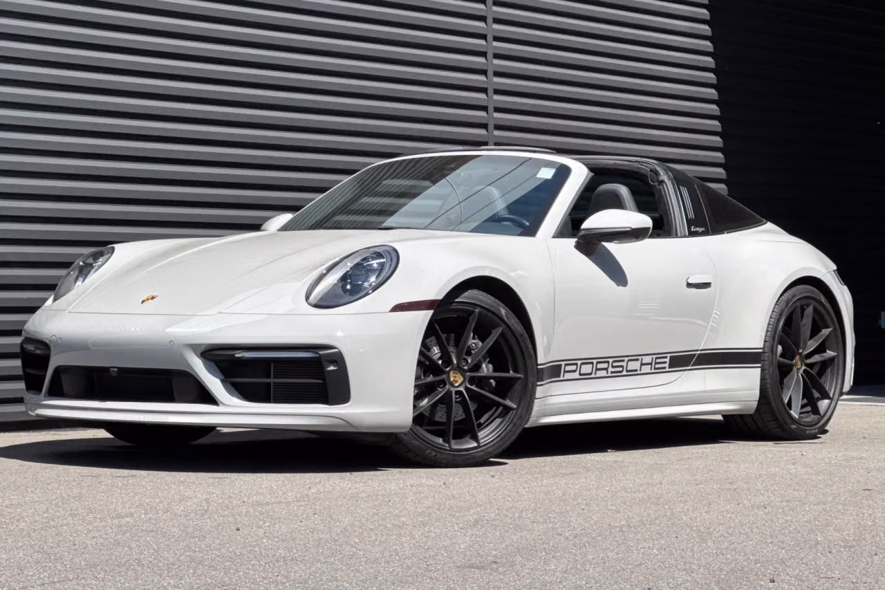 
           
        2021 Porsche 911