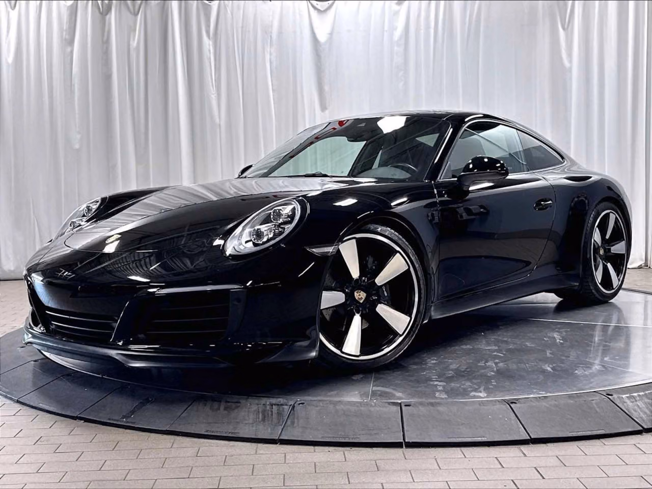 
           
        2018 Porsche 911