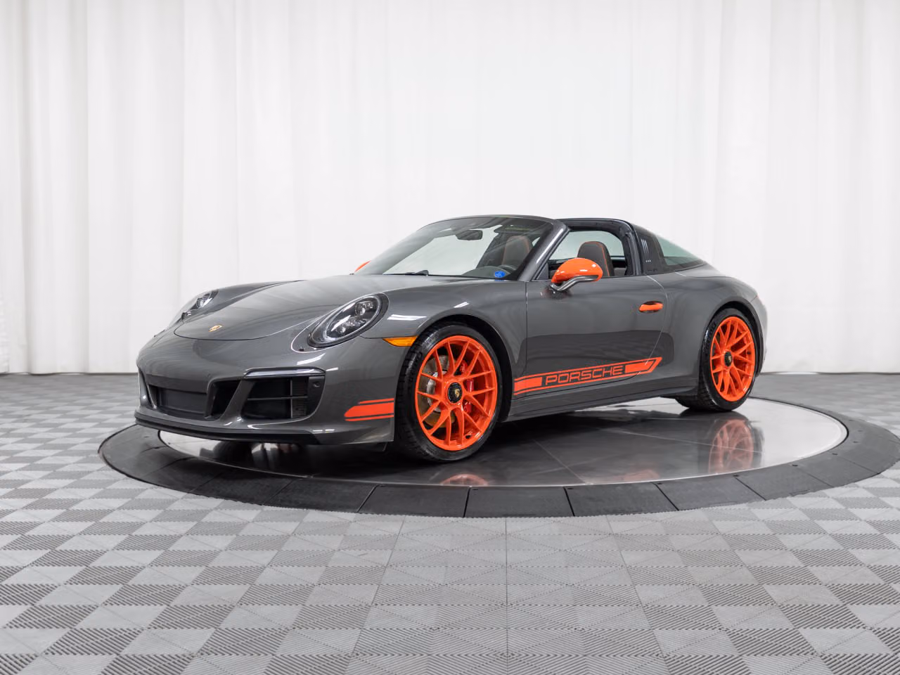 
           
        2018 Porsche 911