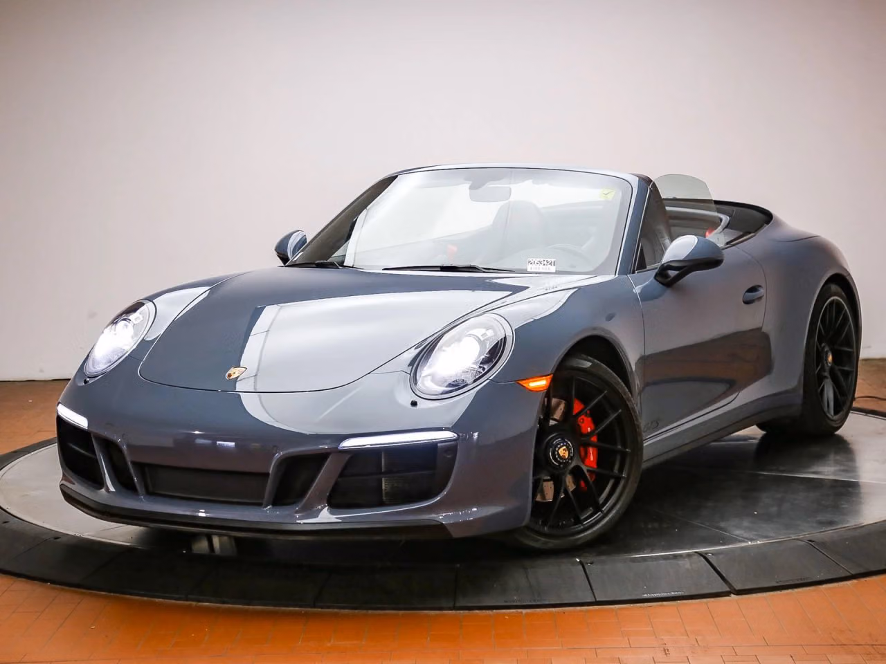 
           
        2018 Porsche 911