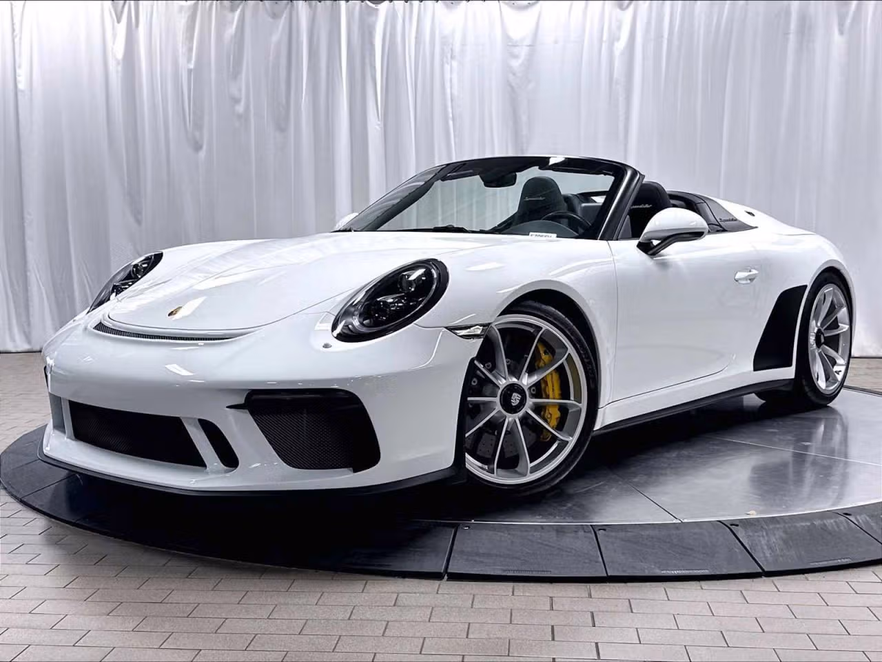 
           
        2019 Porsche 911
