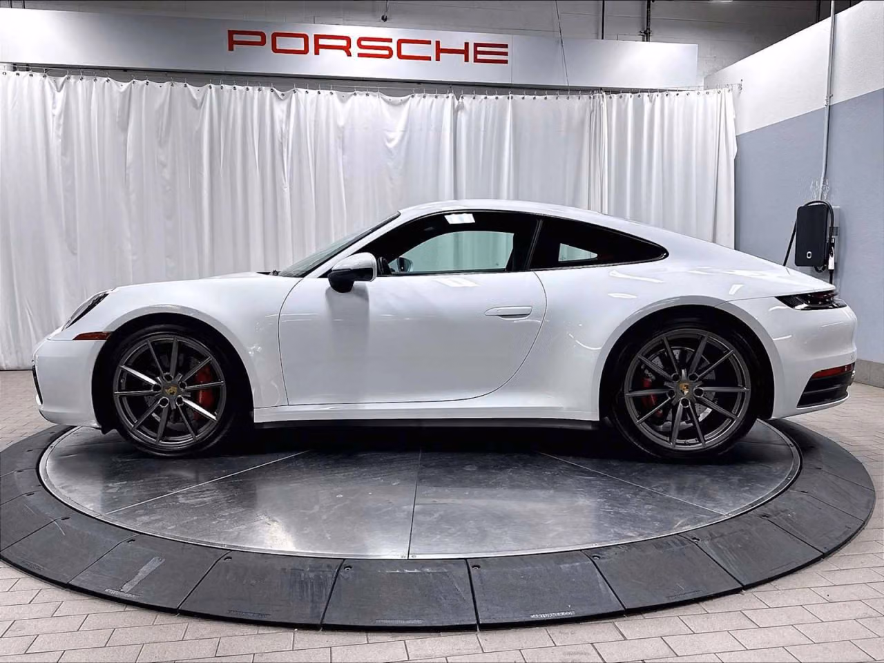 
           
        2021 Porsche 911