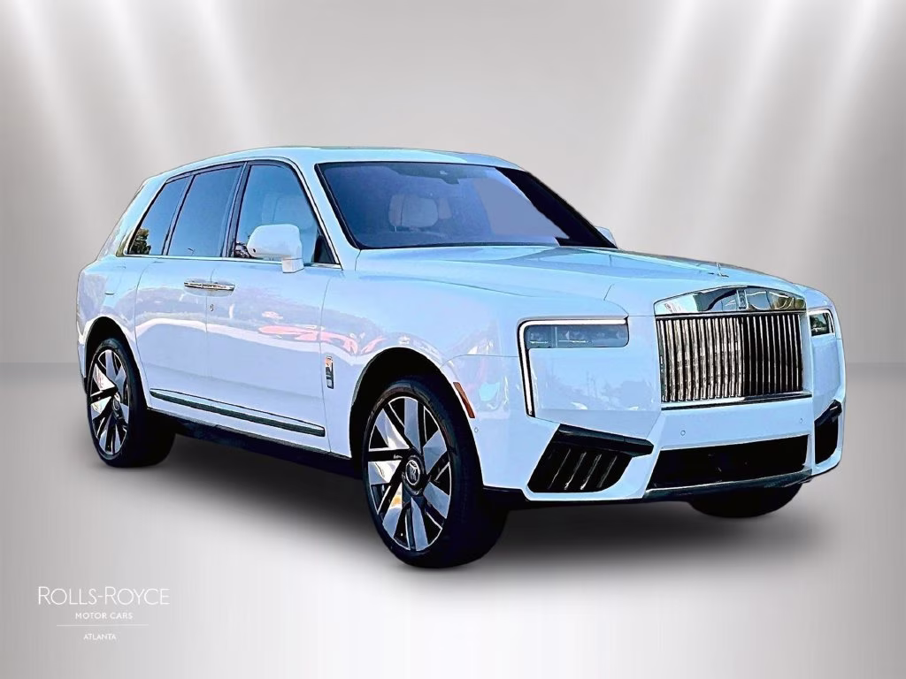 mph001_383377975_sla23ha01vu238136_2027_rolls_royce_cullinan_white_2_114761_cfbad4307b