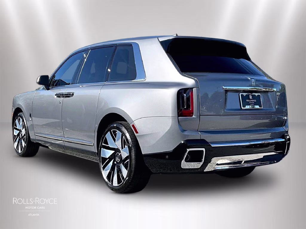 mph002_1561419341_sla23ha04vu238177_2027_rolls_royce_cullinan_silver_3_114742_a88975c23e