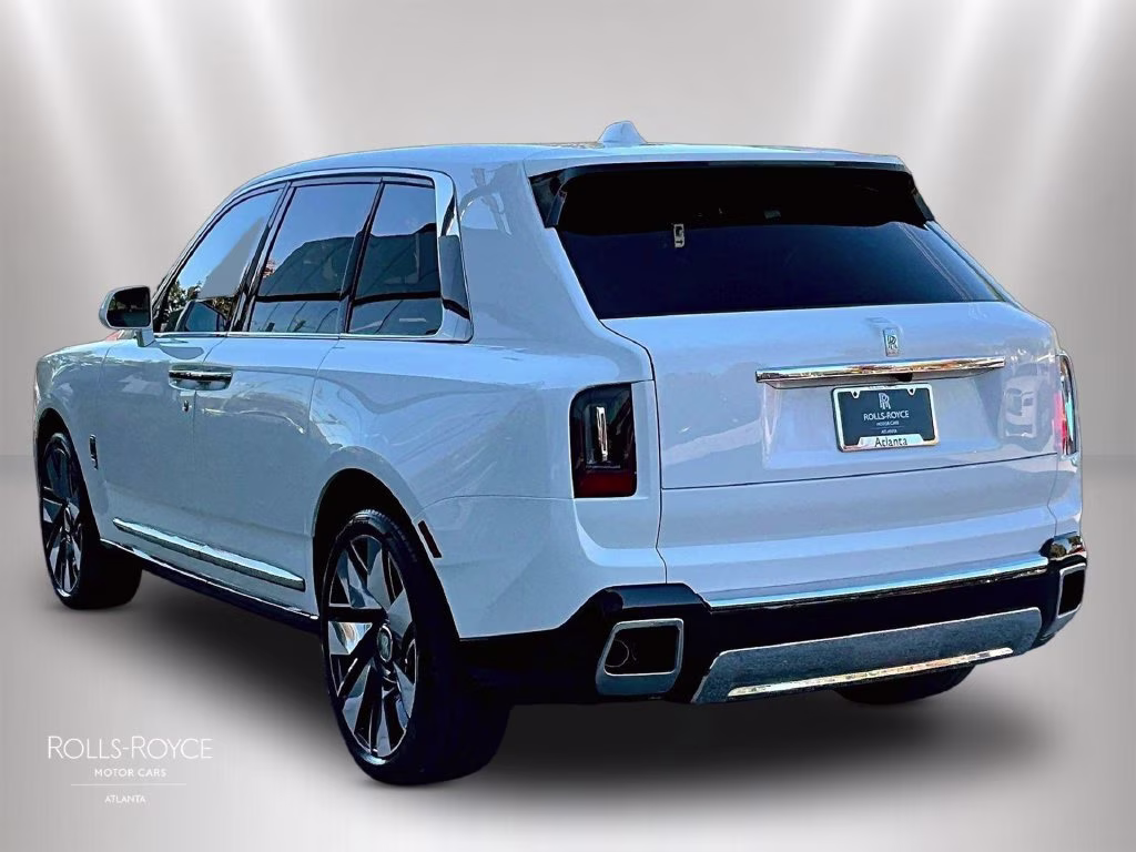 mph002_1969196843_sla23ha01vu238136_2027_rolls_royce_cullinan_white_3_114761_adbacfcf11