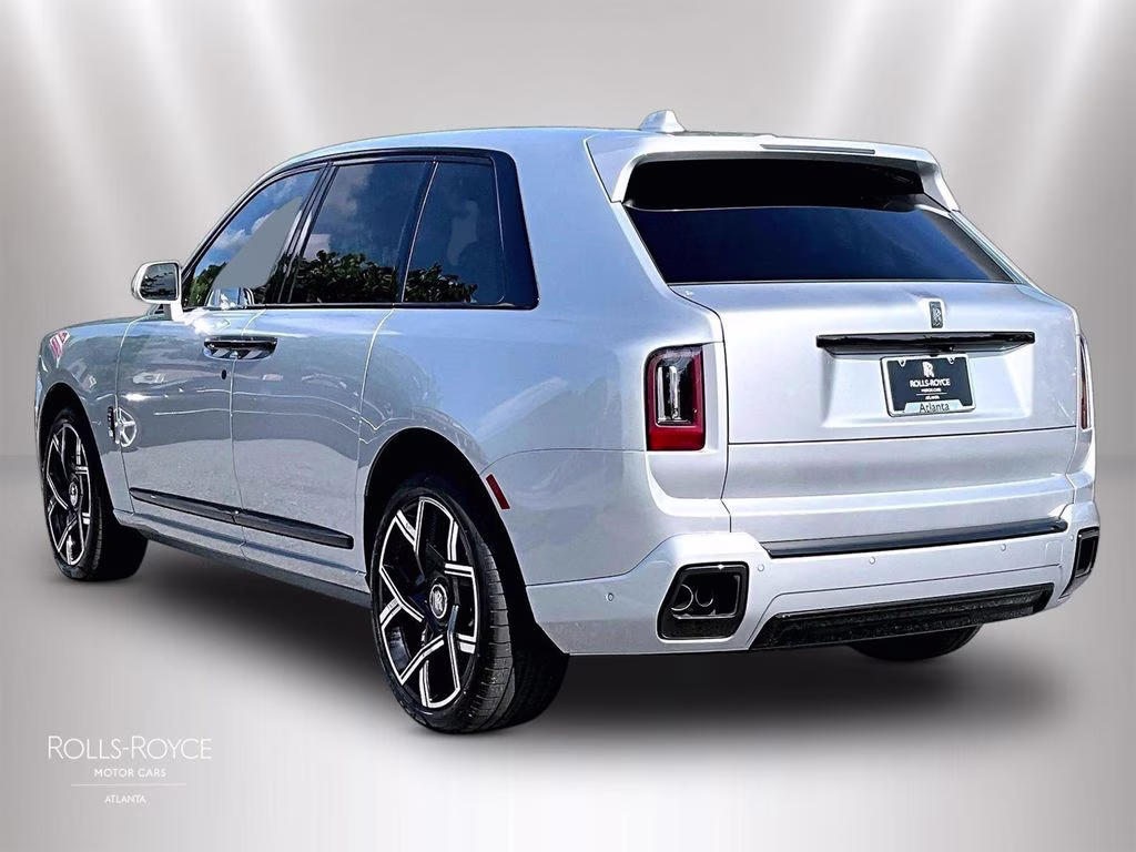 mph002_259923176_sla33ha02vu237078_2027_rolls_royce_black_badge_cullinan_silver_3_112798_0d3ad69512