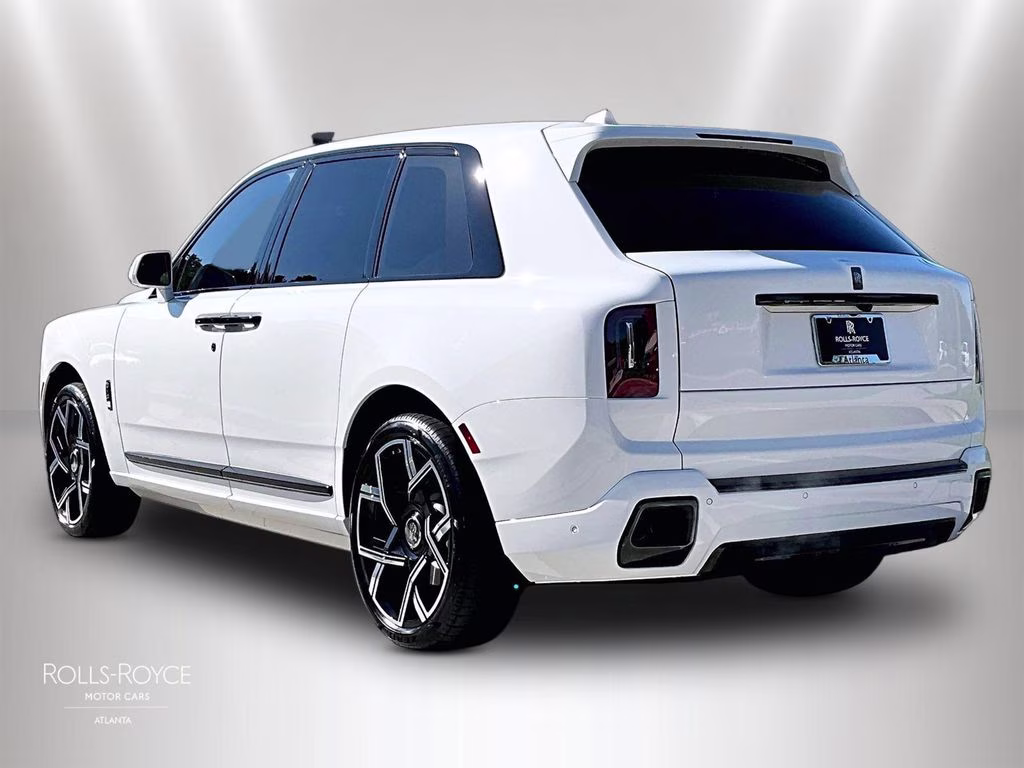 mph002_3906435720_sla33ha09vu236977_2027_rolls_royce_black_badge_cullinan_english_white_3_113406_a6d79b14c5
