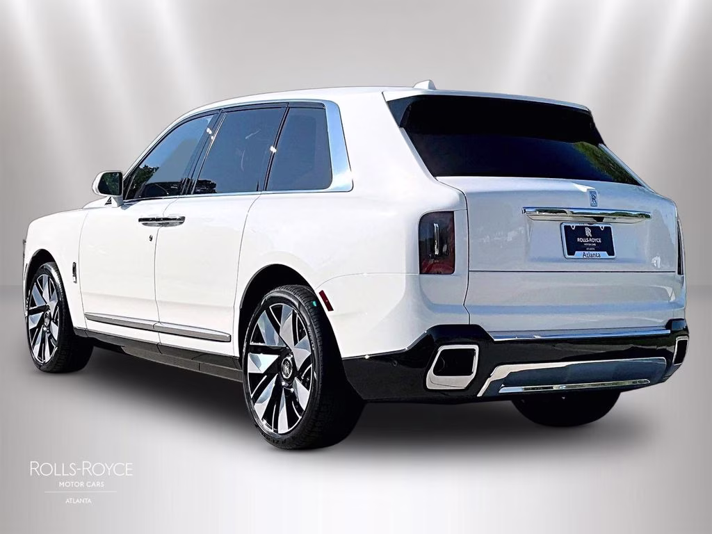 mph002_601041914_sla23ha06vu236799_2027_rolls_royce_cullinan_english_white_3_112114_eb3bbcf44f