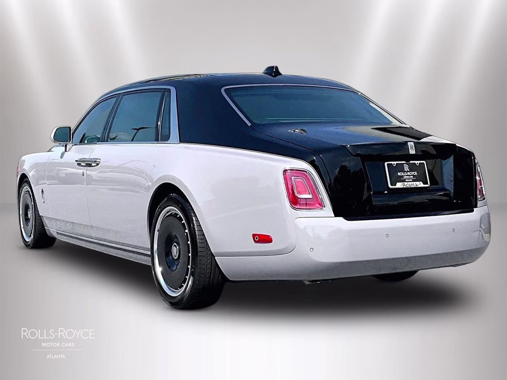 mph002_743595010_sca43he08vu236970_2027_rolls_royce_phantom_ewb_two_tone_tempest_grey_wblack_diamond_3_112726_5071160e58