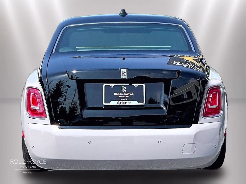 mph003_1145630497_sca43he08vu236970_2027_rolls_royce_phantom_ewb_two_tone_tempest_grey_wblack_diamond_4_112726_5812343486