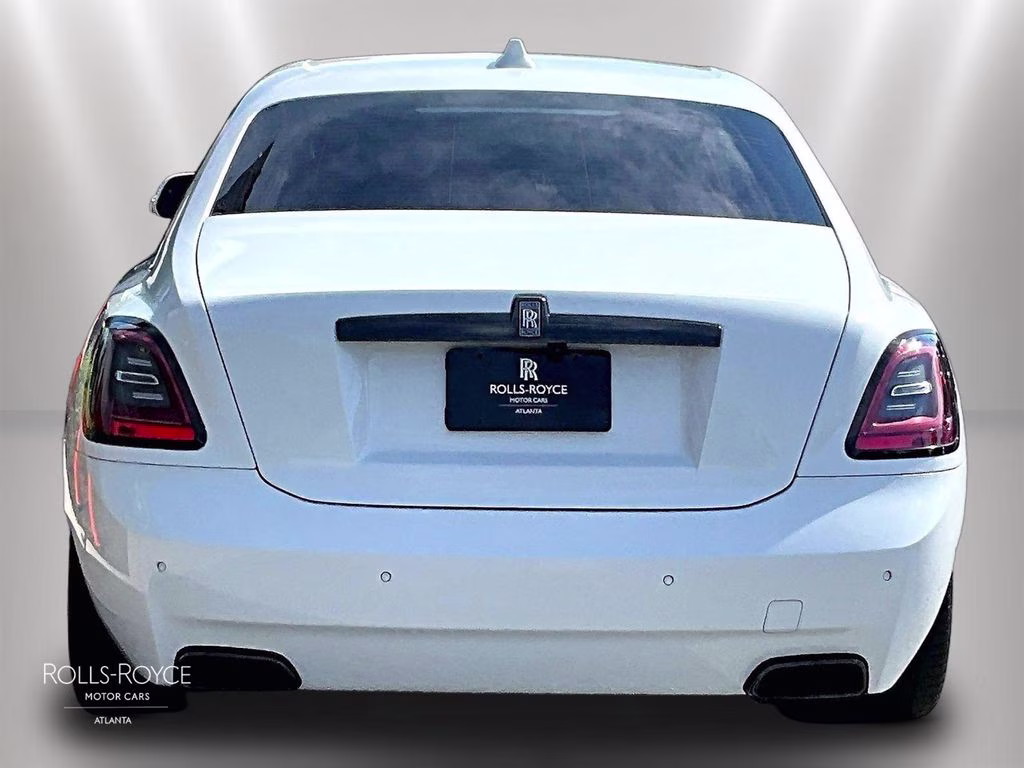 mph003_2376544886_scatd6c00ru222292_2024_rolls_royce_black_badge_ghost_arctic_white_4_112760_87afc43ed6