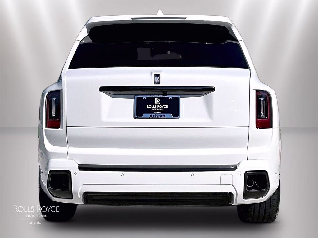 mph003_253869402_sla33ha09vu236977_2027_rolls_royce_black_badge_cullinan_english_white_4_113406_4f1c47dced
