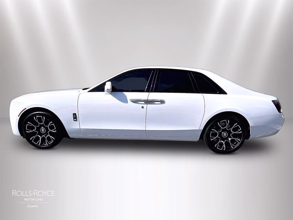 mph004_1073360982_scatd6c00ru222292_2024_rolls_royce_black_badge_ghost_arctic_white_5_112760_f0c012c55f