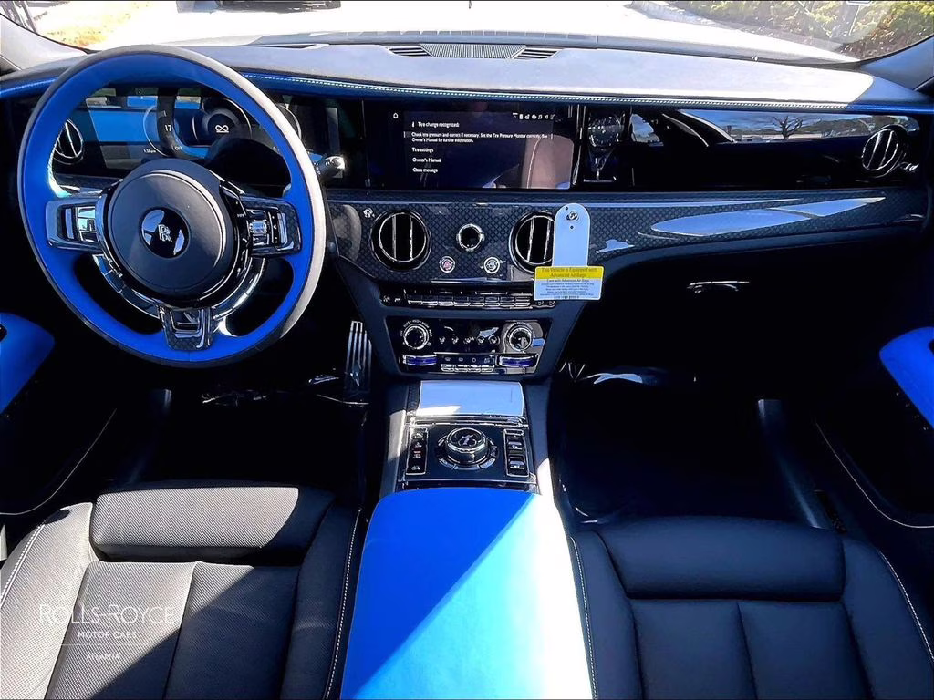 mph004_1507504681_sca33gz05tu234283_2026_rolls_royce_black_badge_ghost_english_white_5_109366_9884c1f782