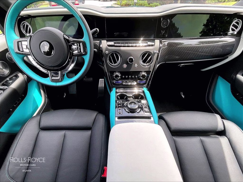 mph004_263885446_sla33ha02vu236593_2027_rolls_royce_black_badge_cullinan_mustique_blue_5_111622_c176974798