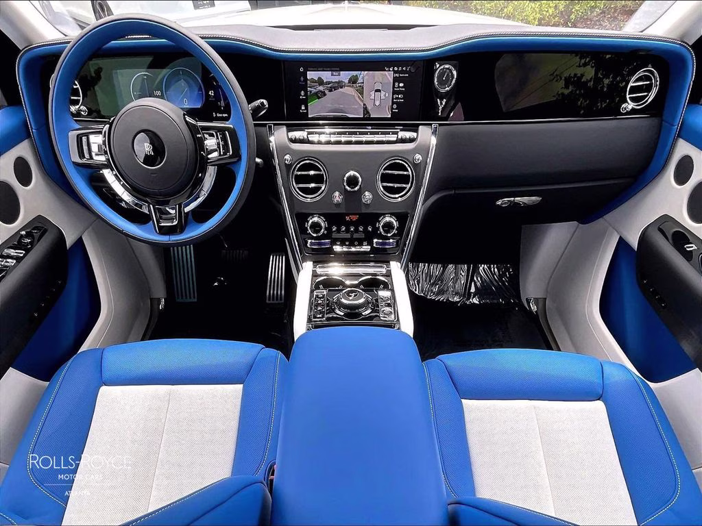 mph004_3981918876_sla23ha01vu237066_2027_rolls_royce_cullinan_english_white_5_112726_12913e272c