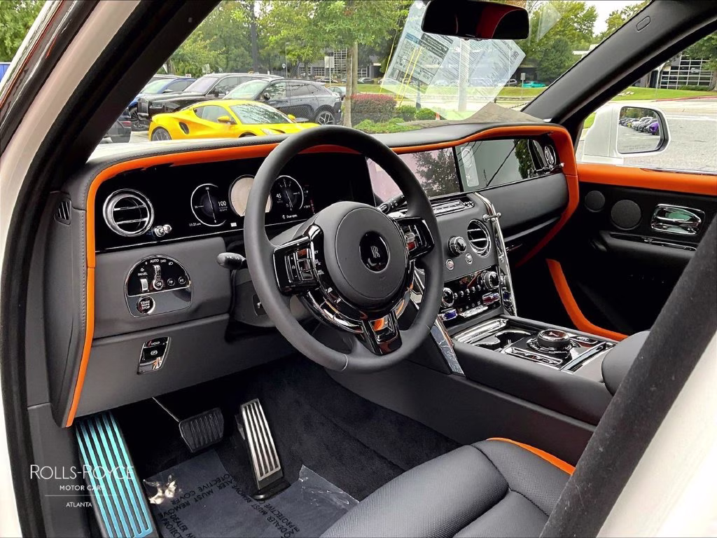 mph005_1041319822_sla23ha07vu237783_2027_rolls_royce_cullinan_english_white_6_114246_2268bafebb