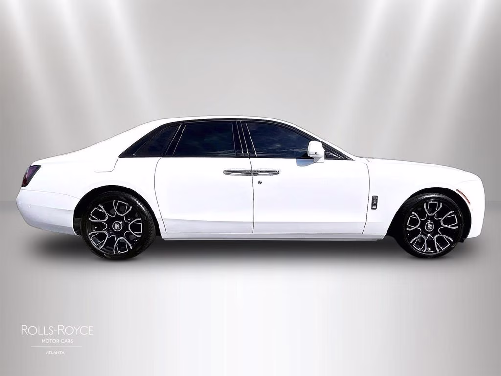 mph005_1456376049_scatd6c00ru222292_2024_rolls_royce_black_badge_ghost_arctic_white_6_112760_042d176828