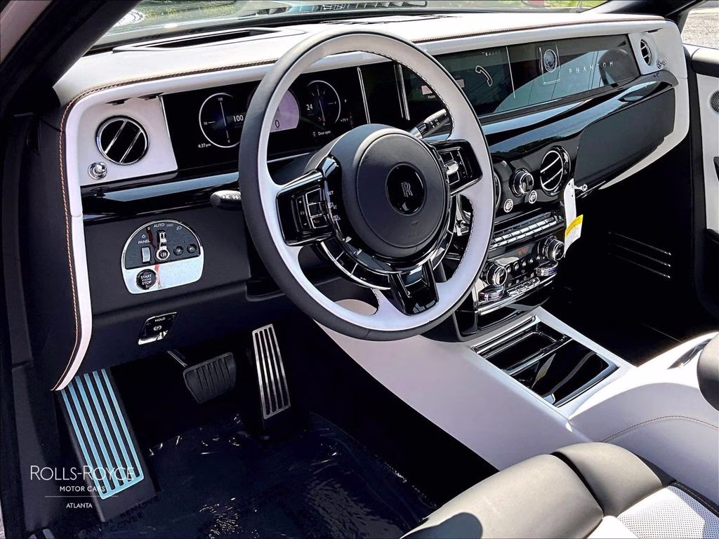 mph005_1777296470_sca43he08vu236970_2027_rolls_royce_phantom_ewb_two_tone_tempest_grey_wblack_diamond_6_112726_417c33d6c4