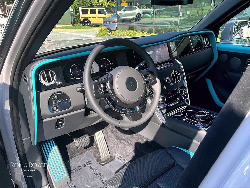 mph005_2506607600_sla23ha02vu237416_2027_rolls_royce_cullinan_tempest_gray_6_113423_8430ef9461