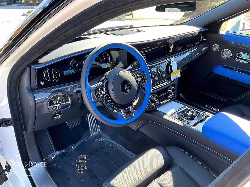 mph005_2896577632_sca33gz05tu234283_2026_rolls_royce_black_badge_ghost_english_white_6_109366_fa13458336