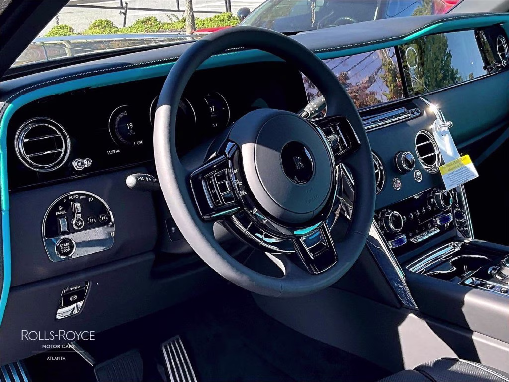 mph005_3047295547_sla23ha04vu238177_2027_rolls_royce_cullinan_silver_6_114742_fbe4290265
