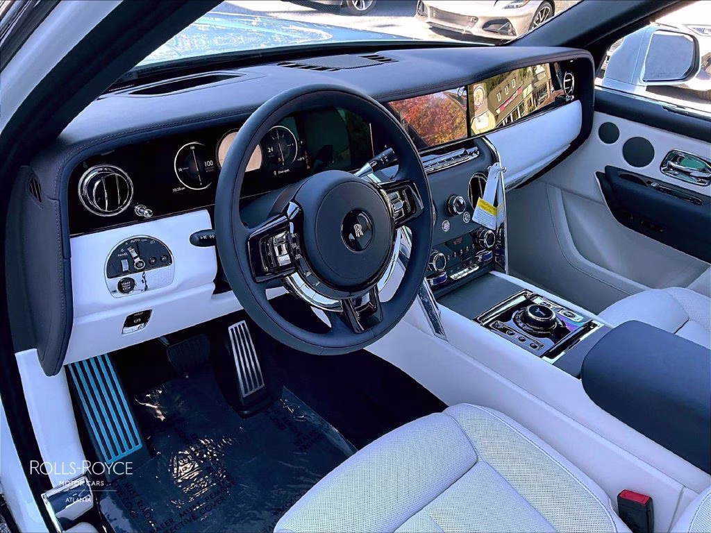 mph005_3886770784_sla23ha01vu238136_2027_rolls_royce_cullinan_white_6_114761_0d6cccde22
