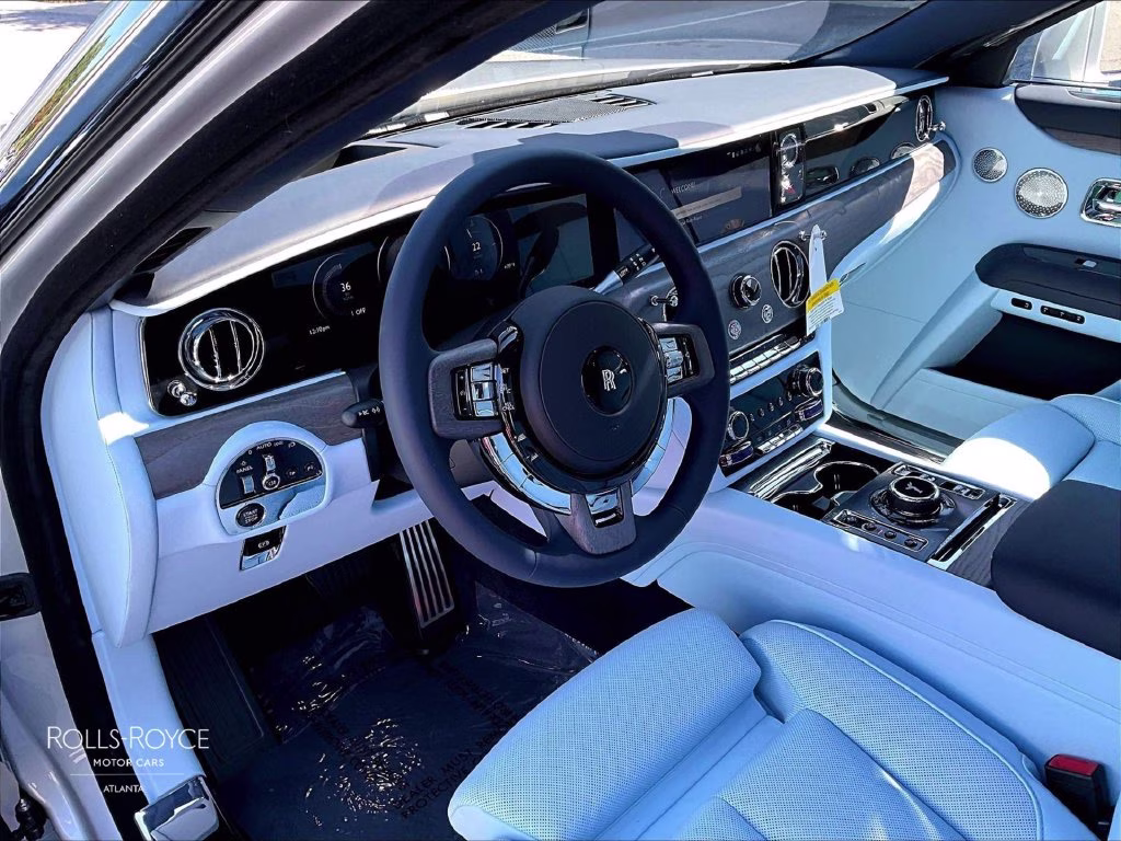 mph005_493525107_sca23gz09vu237847_2027_rolls_royce_ghost_silver_6_114454_c3c4e21e2c