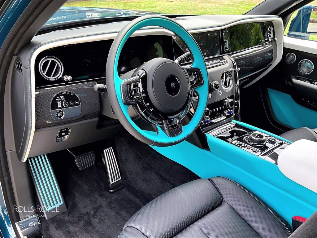 mph005_813356475_sla33ha02vu236593_2027_rolls_royce_black_badge_cullinan_mustique_blue_6_111622_f011ab0dfa