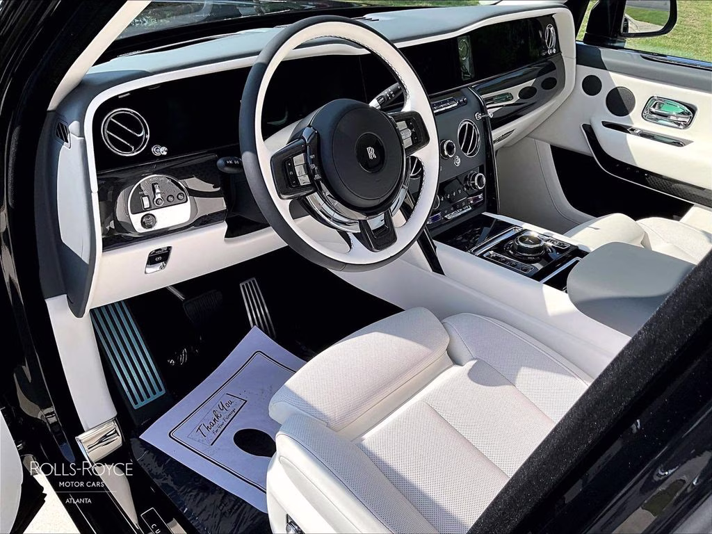 mph005_974175105_sla43ha01tu235260_2026_rolls_royce_black_badge_cullinan_autumn_mystery_black_6_111929_f0762e9bcf