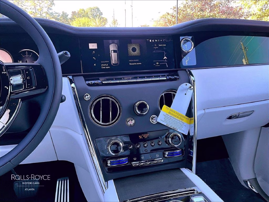 mph006_1047951814_sla23ha01vu238136_2027_rolls_royce_cullinan_white_7_114761_c7a15dab13