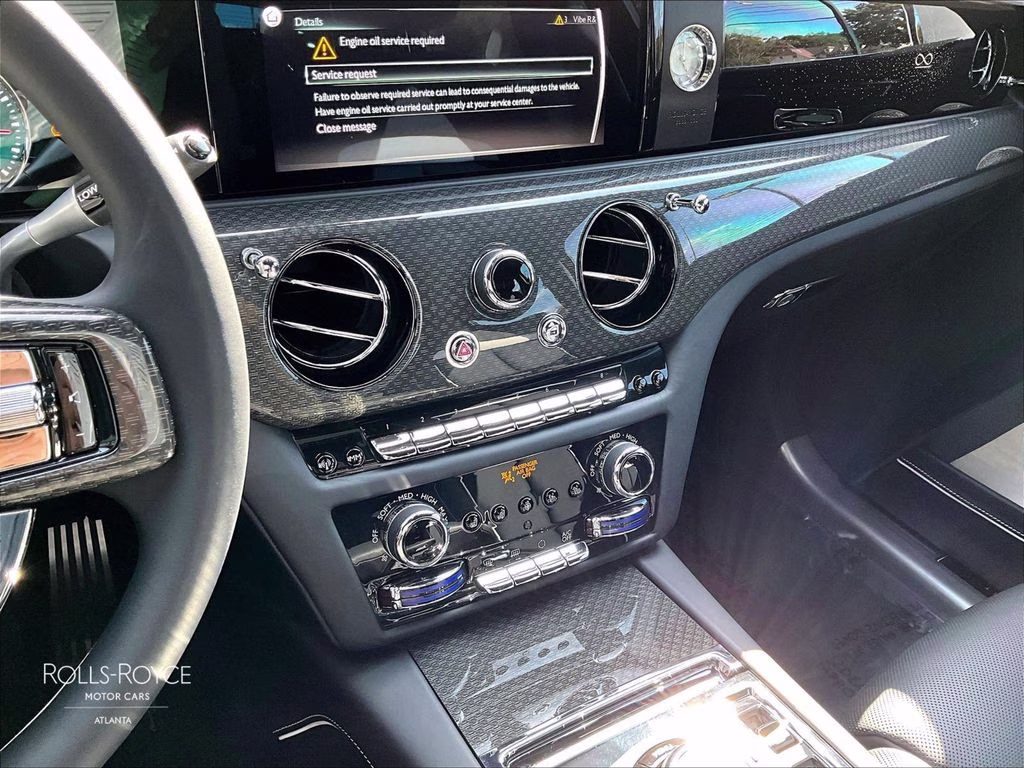 mph006_1064120675_scatd6c00ru222292_2024_rolls_royce_black_badge_ghost_arctic_white_7_112760_b92ea811e1