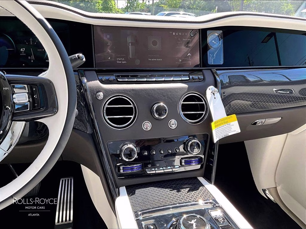 mph006_2335252235_sla33ha01vu236374_2027_rolls_royce_black_badge_cullinan_monteverde_7_111286_4a8dd9a2c8