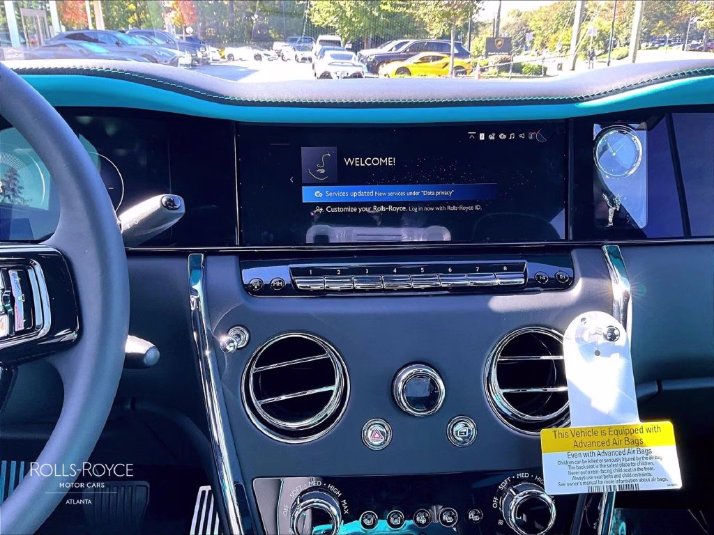 mph006_2531526747_sla23ha04vu238177_2027_rolls_royce_cullinan_silver_7_114742_8dcd54bf42