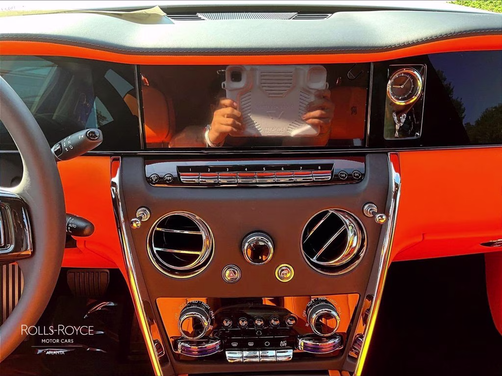 mph006_3002022258_sla23ha06vu236799_2027_rolls_royce_cullinan_english_white_7_112114_f53610b363