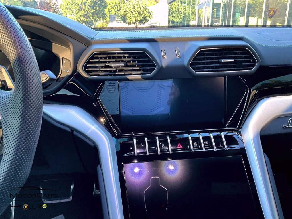 mph006_3555247139_zpbub3zl6rla32210_2024_lamborghini_urus_s_verde_mantis_metallic_7_114438_6ebe567708