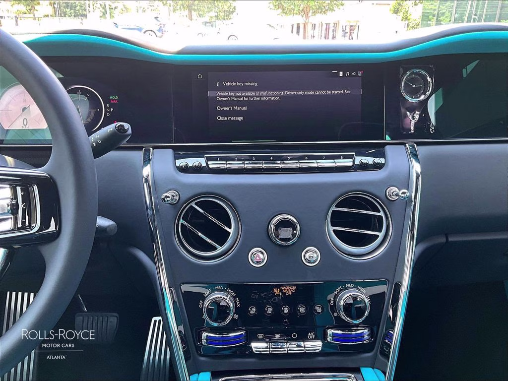 mph006_3733574360_sla13ha0xsu231936_2025_rolls_royce_cullinan_arctic_white_7_112966_5677fd5d4a