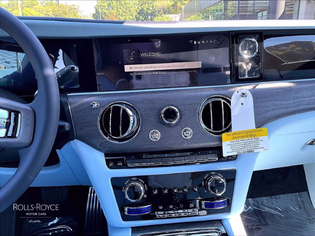 mph006_594260675_sca23gz09vu237847_2027_rolls_royce_ghost_silver_7_114454_0a262f2cfe