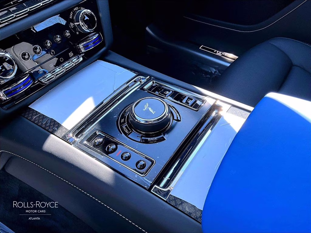 mph007_1145503315_sca33gz05tu234283_2026_rolls_royce_black_badge_ghost_english_white_8_109366_0ea47cb601