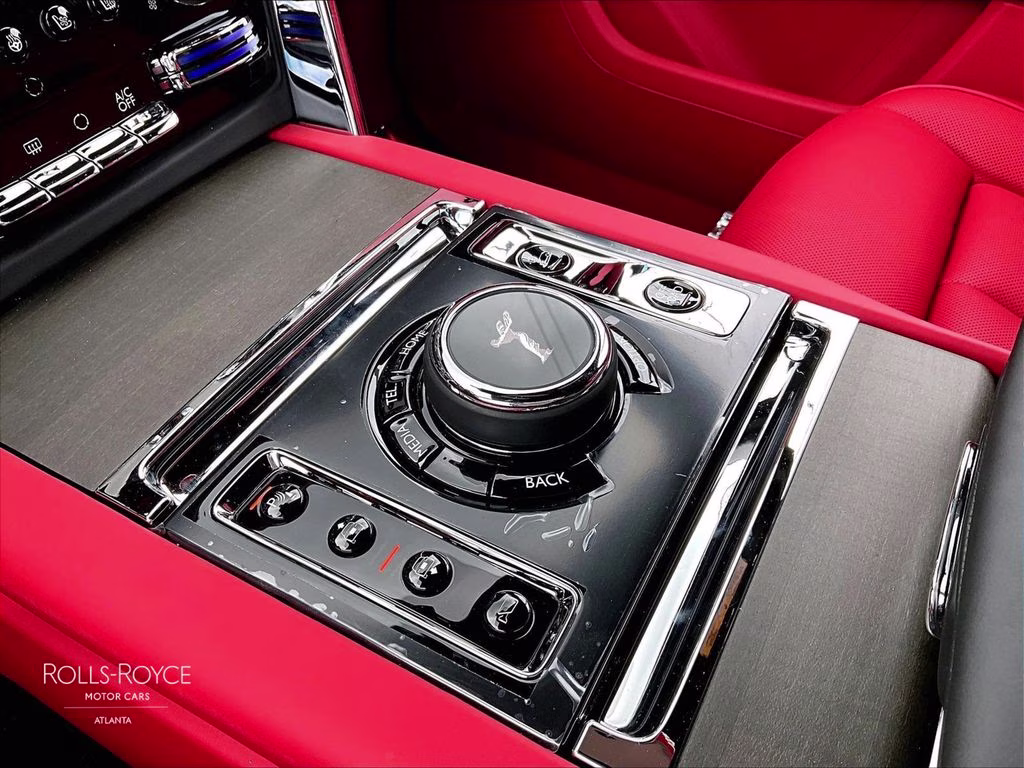 mph007_1696153508_sla23ha00vu236801_2027_rolls_royce_cullinan_black_diamond_8_111647_981c7d98b1