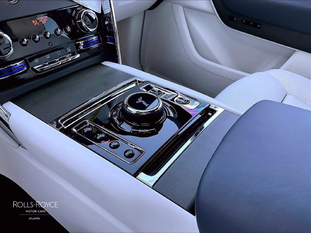 mph007_2187263276_sla23ha01vu238136_2027_rolls_royce_cullinan_white_8_114761_e1d99a479a