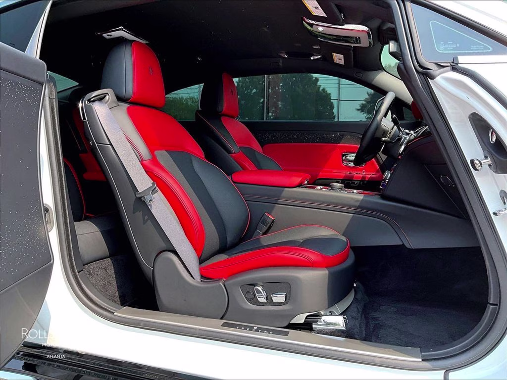 mph007_2348642396_scatk2c00su227738_2025_rolls_royce_spectre_arctic_white_8_112607_782f4e83df