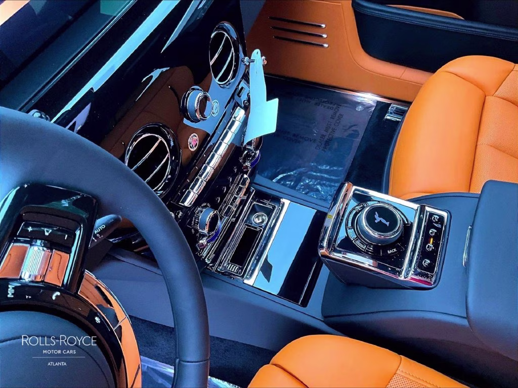 mph007_2622174916_sca23he02vu237670_2027_rolls_royce_phantom_black_diamond_8_114342_2e8c62bd7e