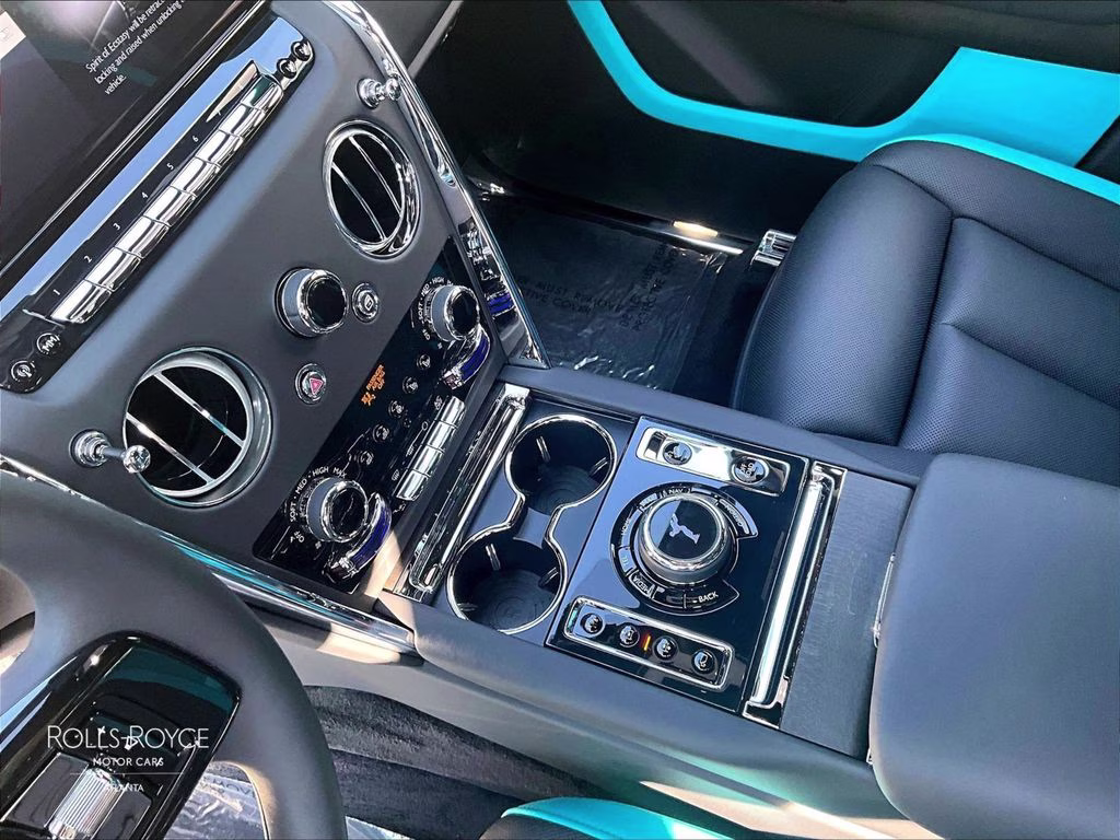 mph007_2963203305_sla23ha02vu237416_2027_rolls_royce_cullinan_tempest_gray_8_113423_173f737d43