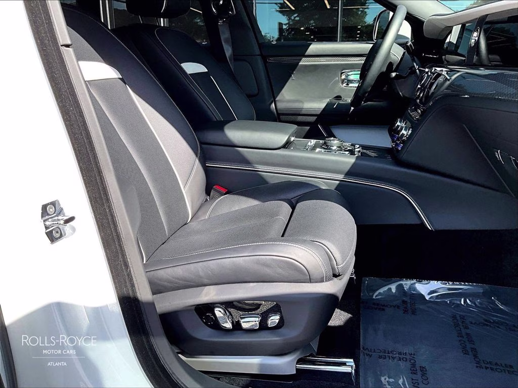 mph007_2966988914_scatd6c00ru222292_2024_rolls_royce_black_badge_ghost_arctic_white_8_112760_2d0eebead3