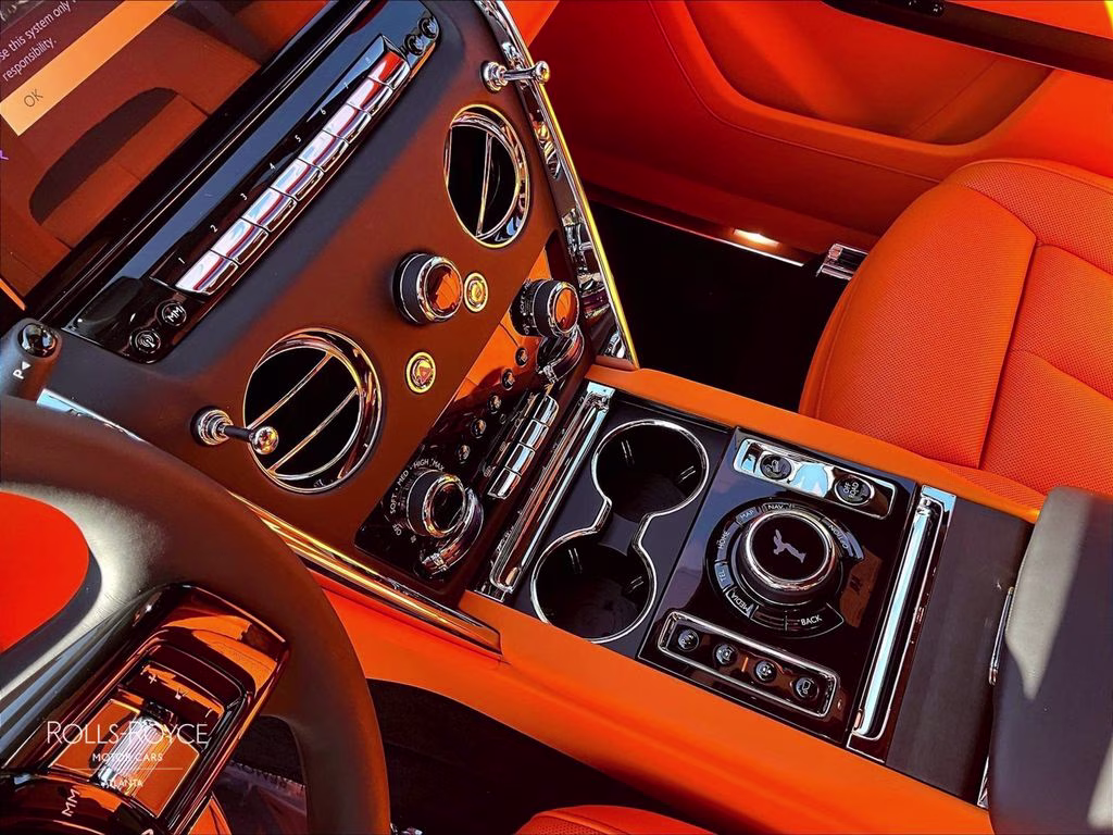 mph007_3654919640_sla23ha06vu236799_2027_rolls_royce_cullinan_english_white_8_112114_348ec9a556