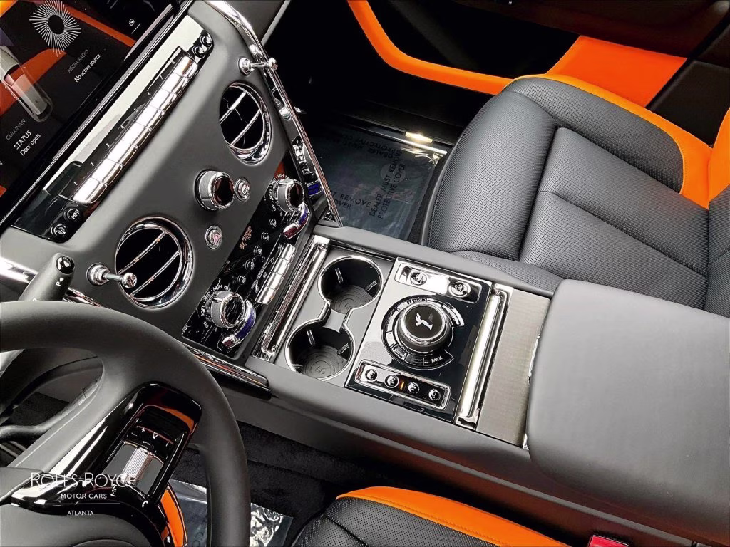 mph007_371386448_sla23ha07vu237783_2027_rolls_royce_cullinan_english_white_8_114246_b6c28250f8