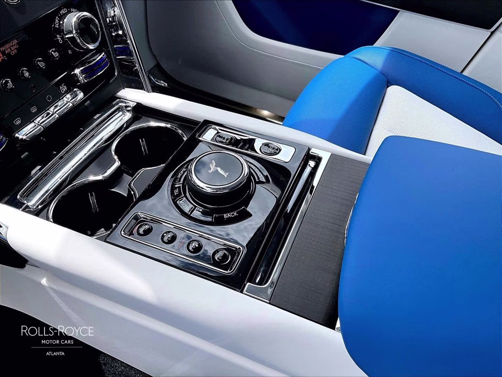 mph007_3832267943_sla23ha01vu237066_2027_rolls_royce_cullinan_english_white_8_112726_3d6e4b4943