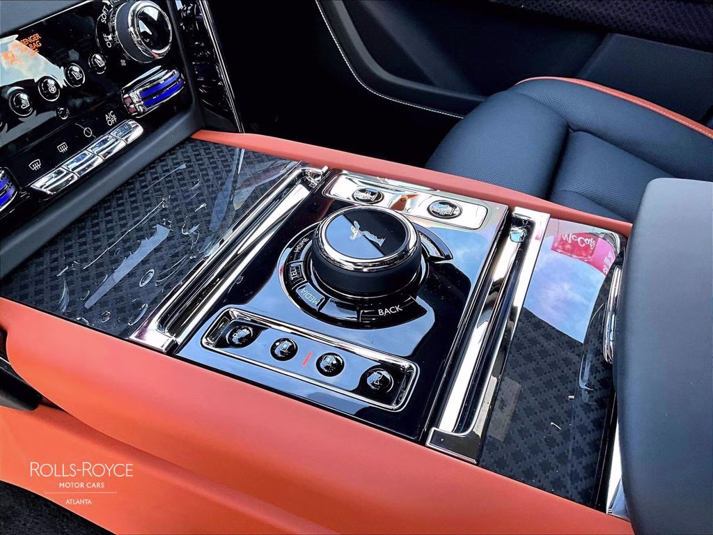 mph007_706670904_sla33ha02vu237078_2027_rolls_royce_black_badge_cullinan_silver_8_112798_ccb5854970