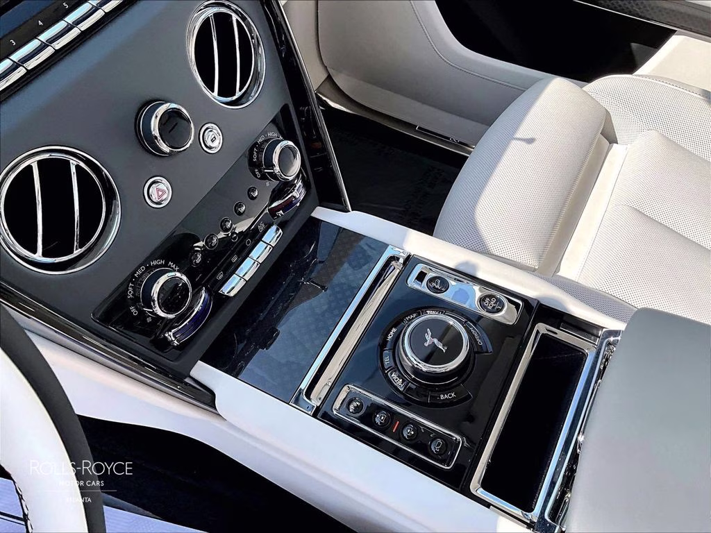 mph007_885185945_sla43ha01tu235260_2026_rolls_royce_black_badge_cullinan_autumn_mystery_black_8_111929_86fd66fd6e